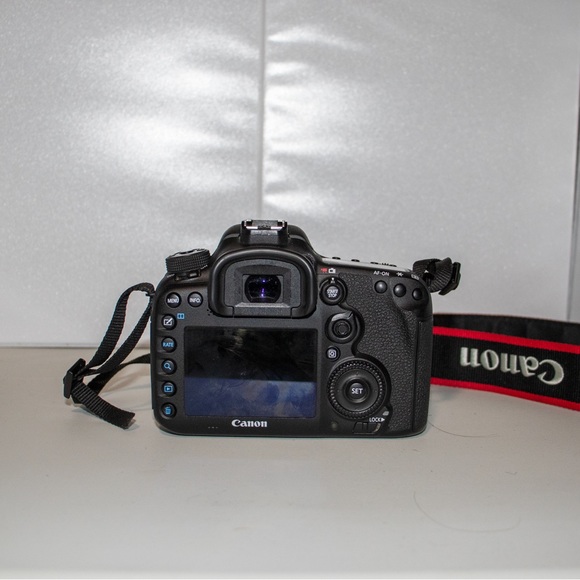 Canon EOS 7d Mark II Camera Bundle - Picture 10 of 16